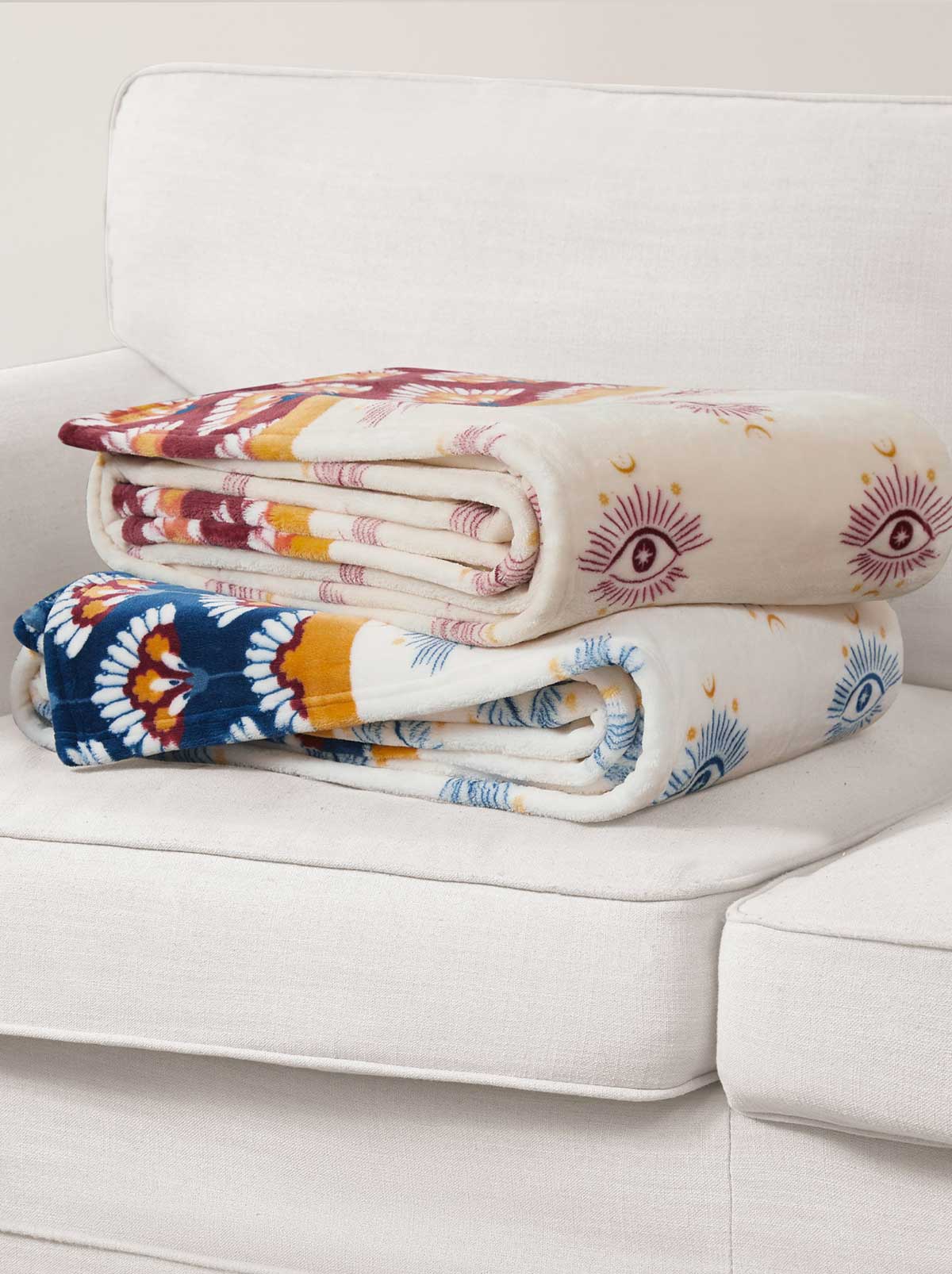 Celeste Plush Throw Plush in White & Navy - Image 4
