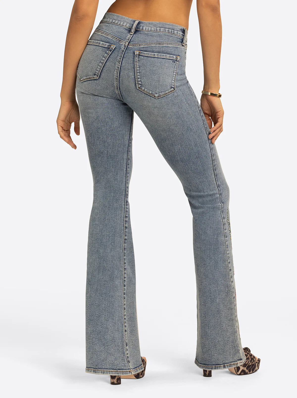 JS Jessica Simpson Hollywood High Rise Flare Jean in Boone - Image 3