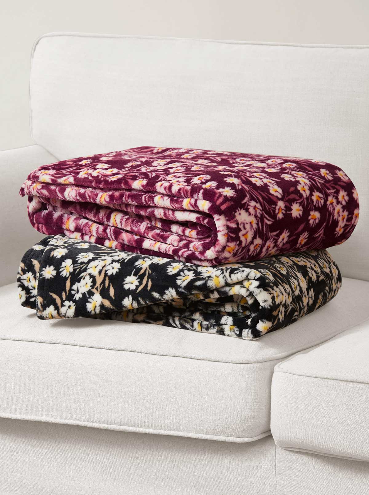 Wildflower Park Plush Throw in Wine Red - Image 4